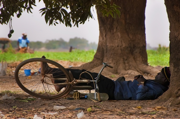Sleeping man in Ouagadougou. Auteur: Roman Bonnefoy.  This file is licensed under the Creative Commons Attribution-Share Alike 4.0 International, 3.0 Unported, 2.5 Generic, 2.0 Generic and 1.0 Generic license